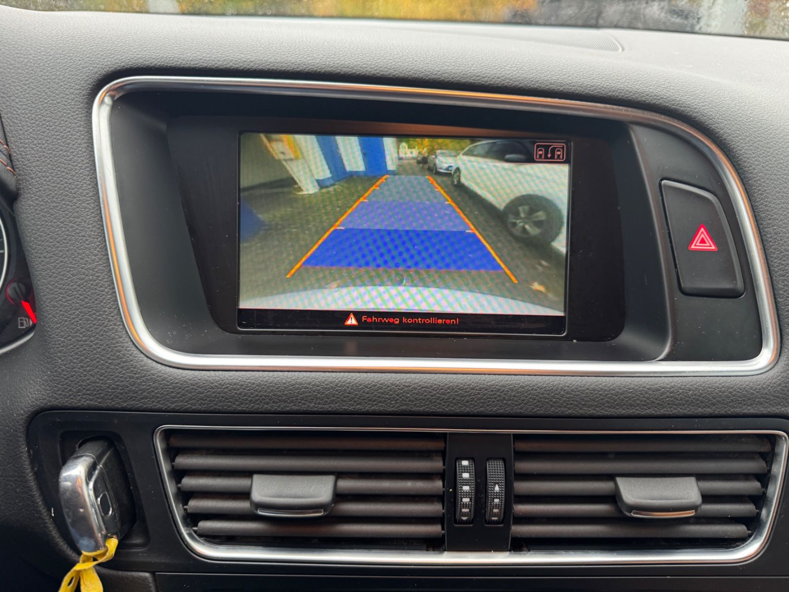 Fahrzeugabbildung Audi Q5 2.0 TDI quattro S Line Leder+Navi+Xenon