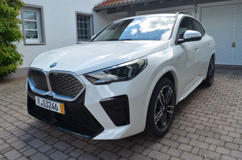 BMW iX2 eDrive20 - M Sportpaket  Adaptives Fahrwerk