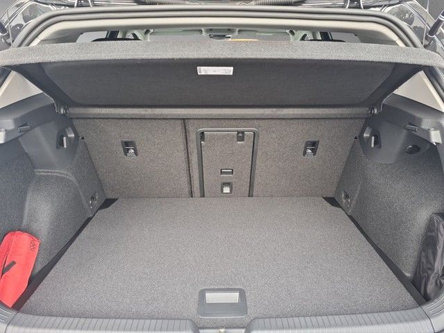 Fahrzeugabbildung Volkswagen Golf VIII TSI Move LED AID RFK SH LM