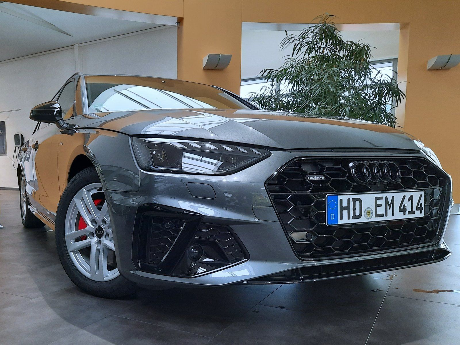 Fahrzeugabbildung Audi A4 Avant S-Line TDI Quattro *Standhzg*AHK*Panod*