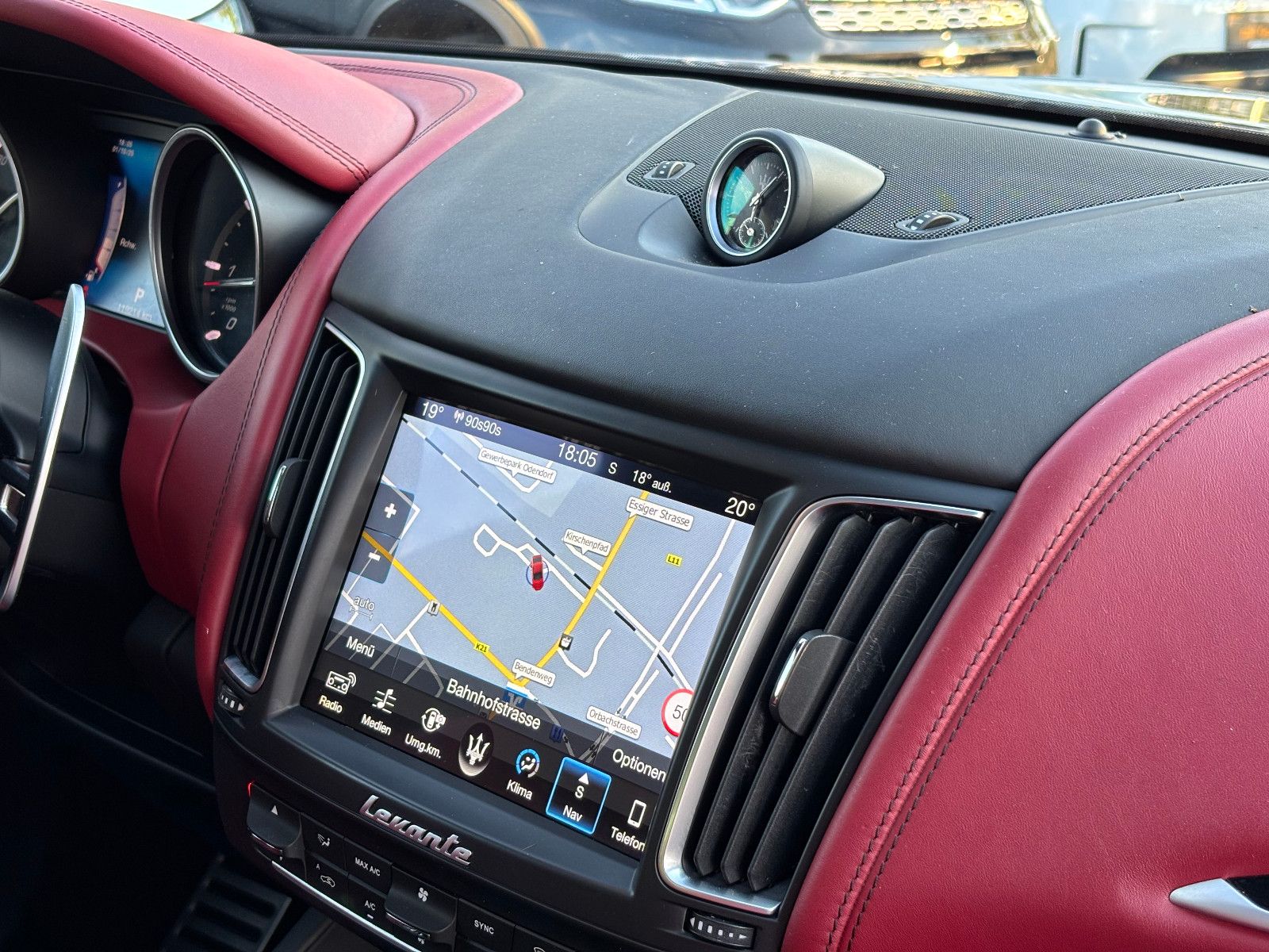 Fahrzeugabbildung Maserati Levante/EXCLUSIVE/RED/360'KAM/PANO/HARMAN-KARDON