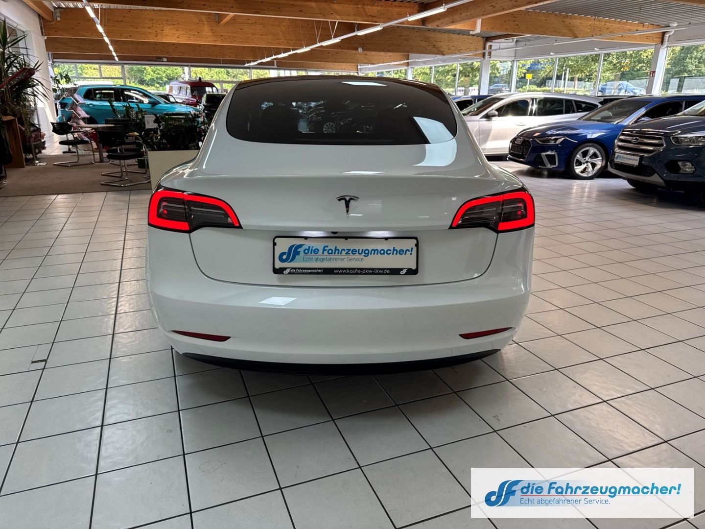 Fahrzeugabbildung Tesla Model 3 Basis RWD Soundsystem ACC El. Heckklappe