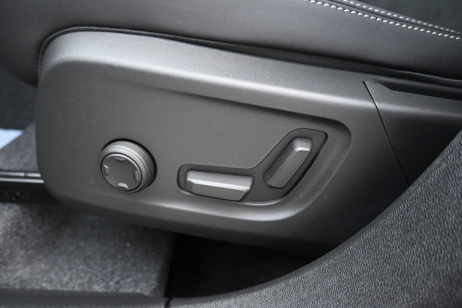 Fahrzeugabbildung Volvo XC40 B3 DKG Plus Black Edition*FSHZG*360°*ACC