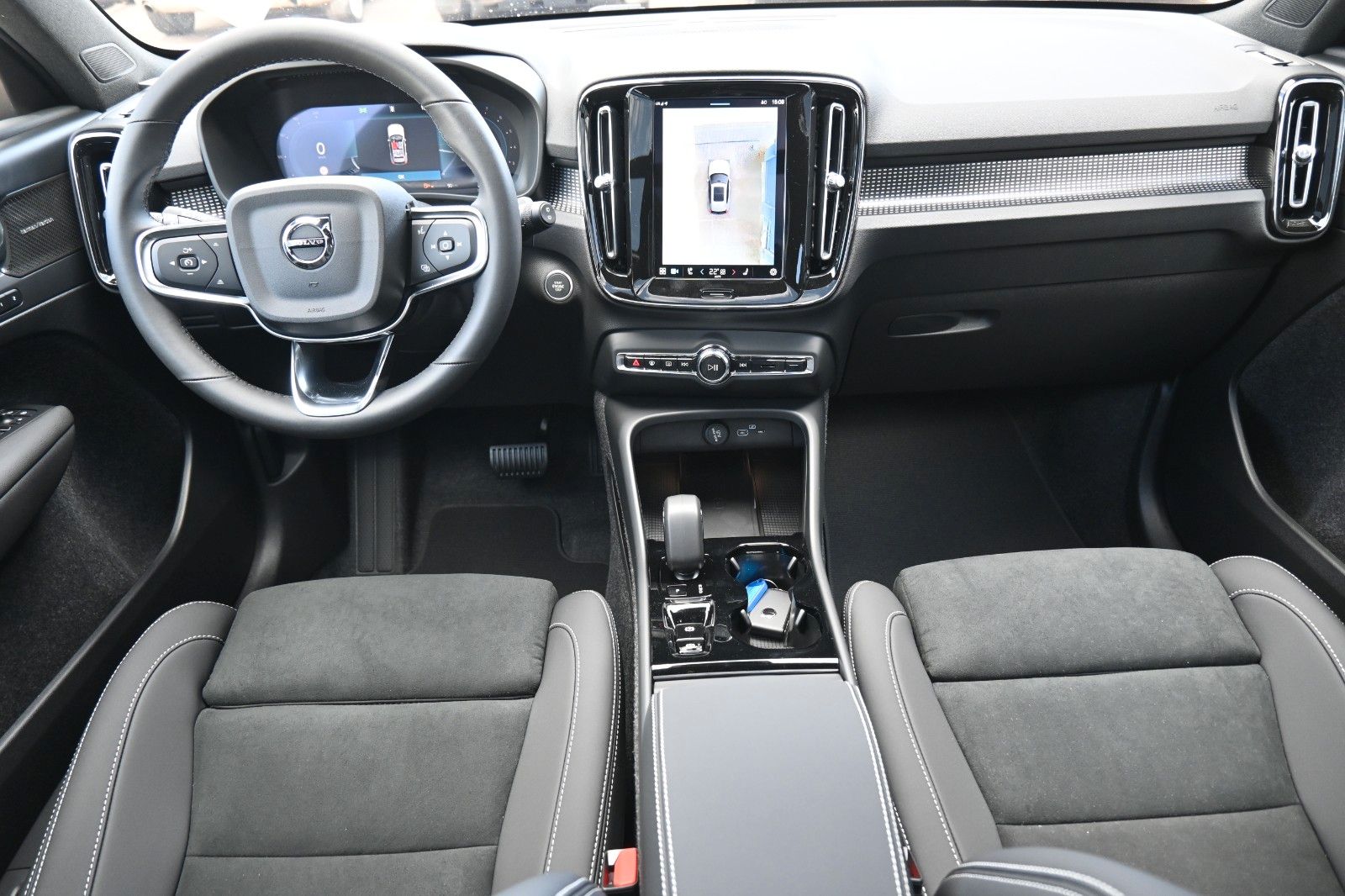 Fahrzeugabbildung Volvo XC40 B3 DKG Ultra Dark*FSHZG*PANO*360°*ACC