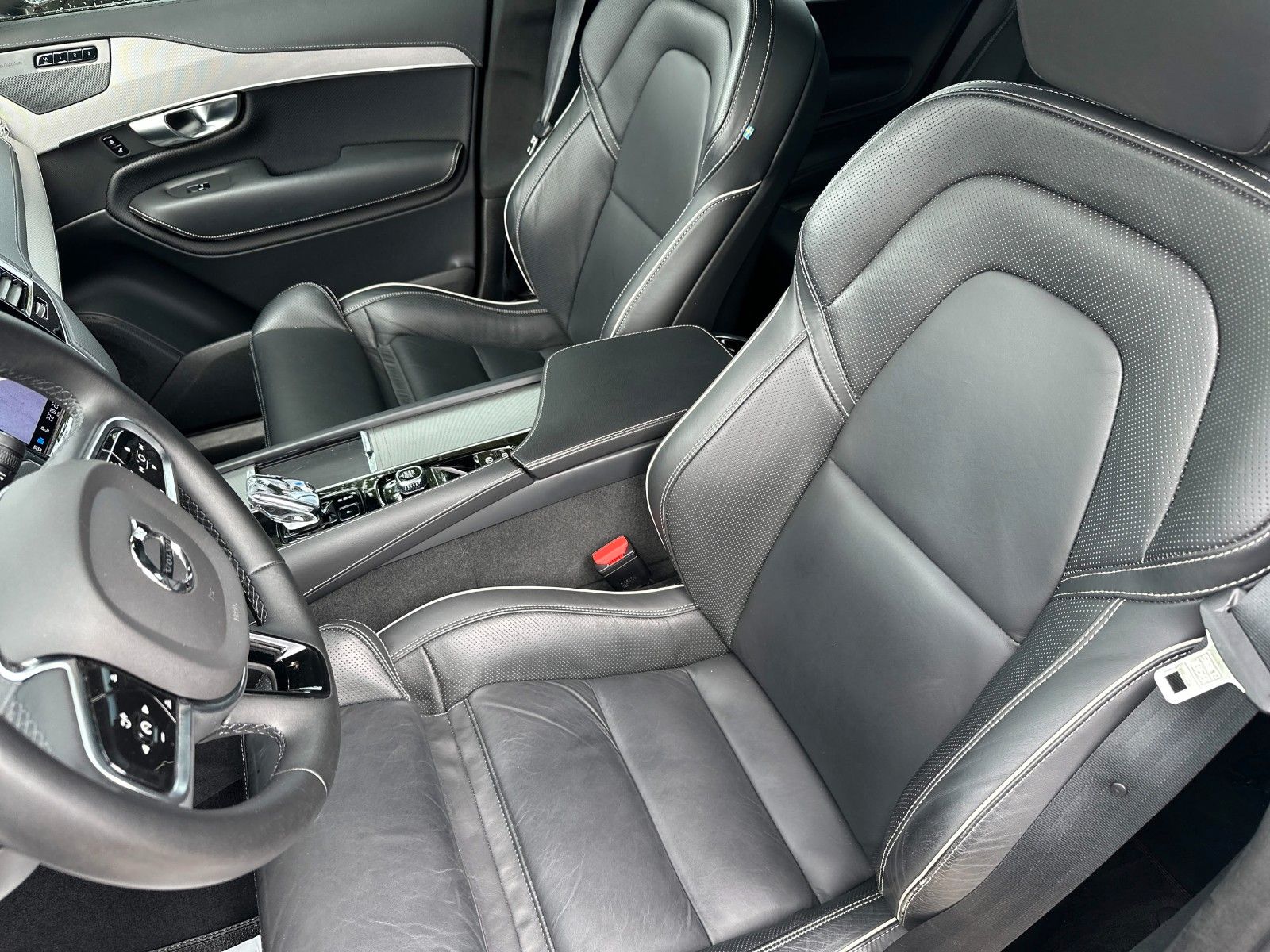 Fahrzeugabbildung Volvo XC90 Ultimate Dark Recharge Plug-In AWD, AHK