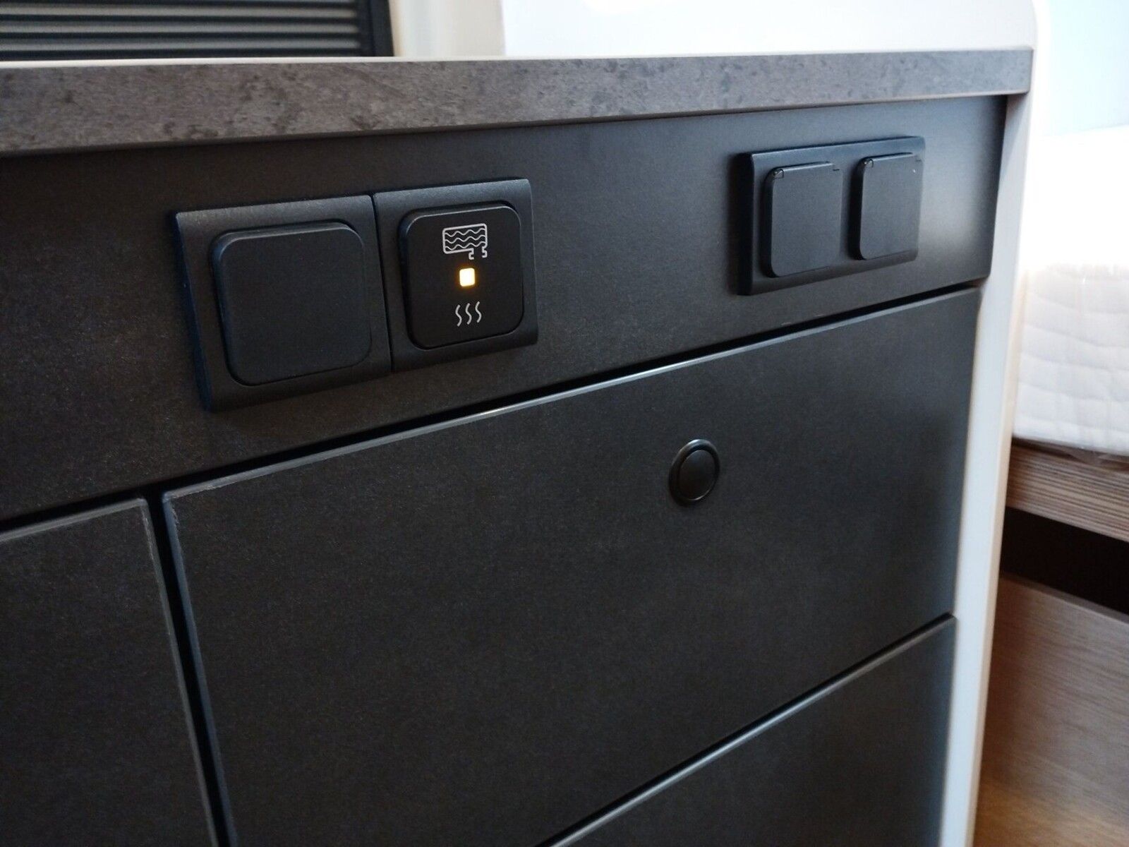 Fahrzeugabbildung Sunlight Adventure Cliff 600 Automatik, Dörr Edition, LTE