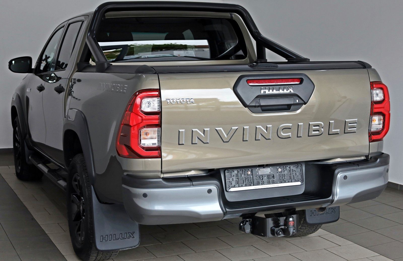 Fahrzeugabbildung Toyota Hilux 2.8 D-4D Invincible,Rollbügel, Rollo , AHK