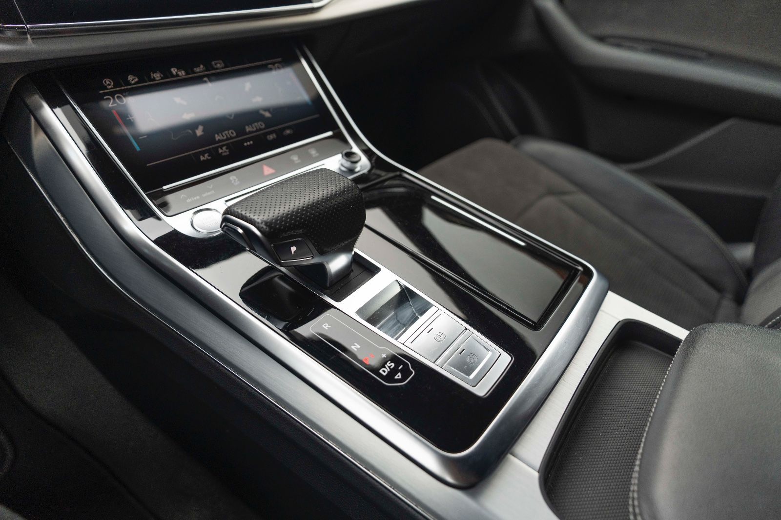 Fahrzeugabbildung Audi Q8 50 TDI quattro S-LINE TOTW DSP MATRIX PDC