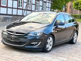 Opel Astra J Sports Tourer 2.0 XENON Parktronik  AHK. - Opel Astra mit Diesel-Antrieb: Kombi, 2.0