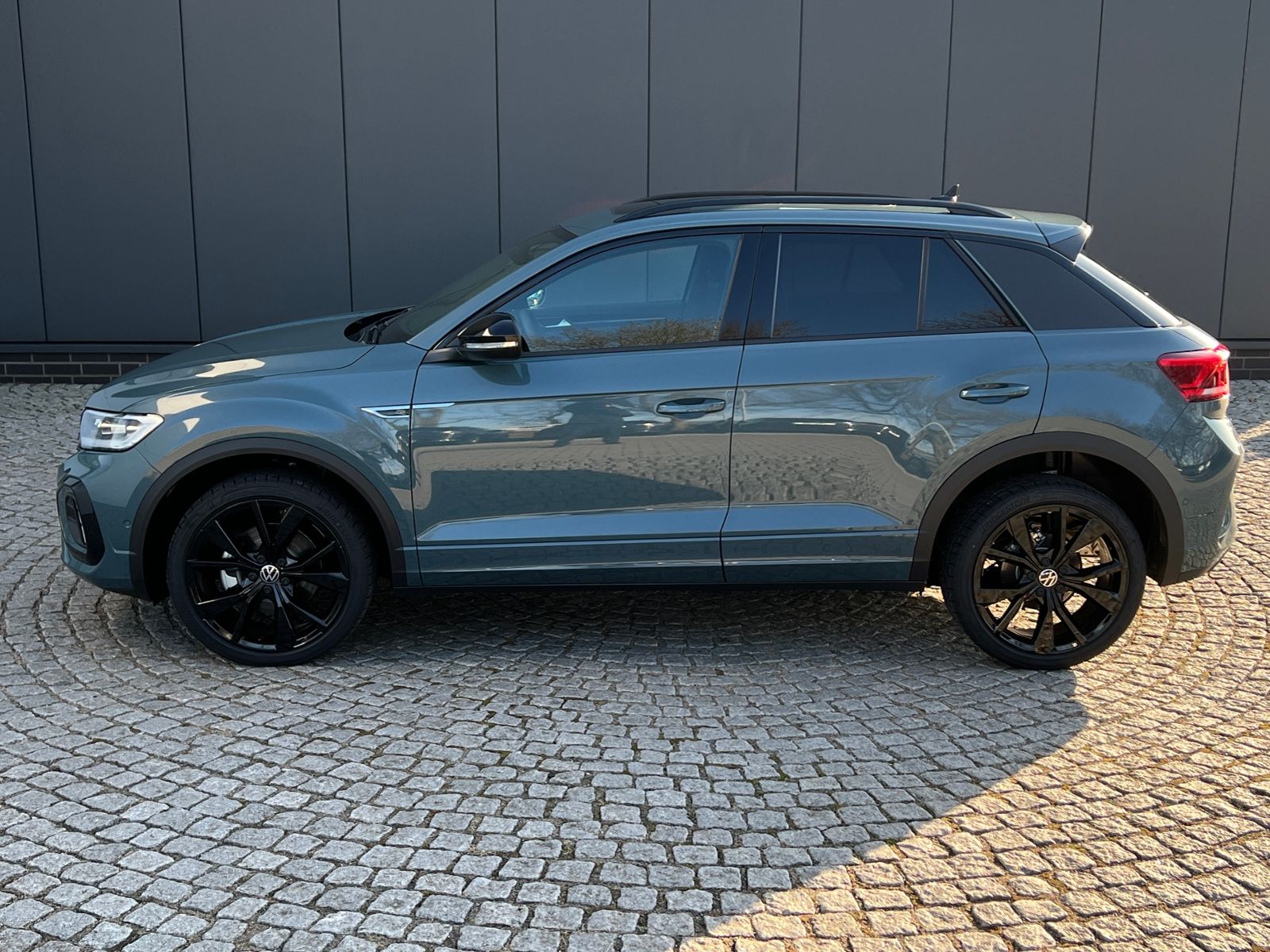 Fahrzeugabbildung Volkswagen T-Roc R-Line 1.5 TSI DSG *AHK, Pano, Black Style