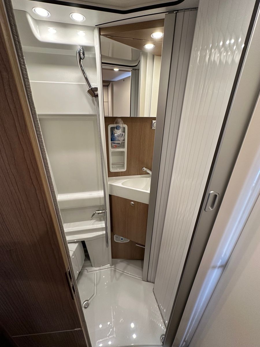 Fahrzeugabbildung Malibu Van first class - two rooms 640 LE RB R1-2