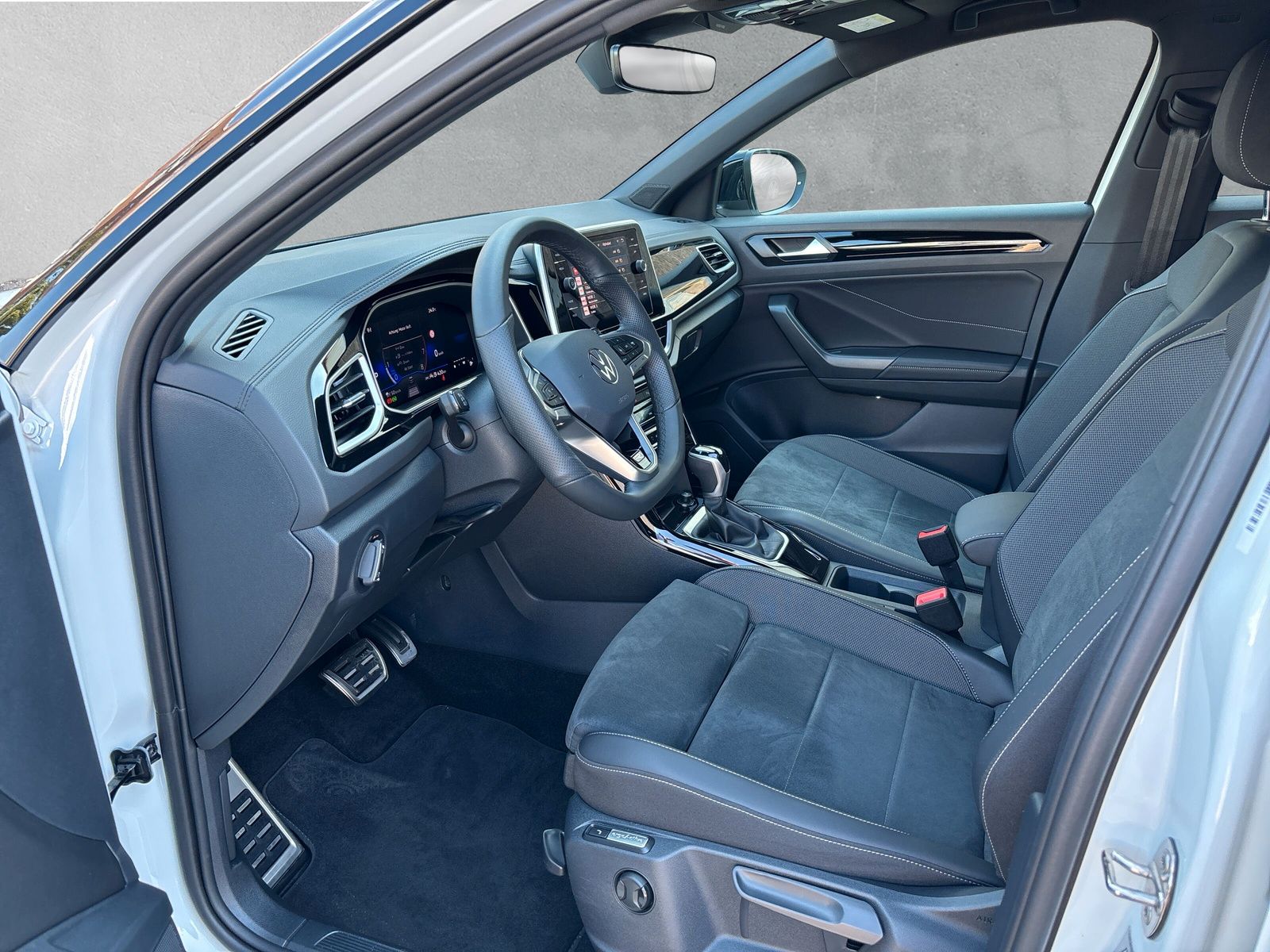 Fahrzeugabbildung Volkswagen T-Roc 1.5 TSI R-Line AHK Kamera SHZ