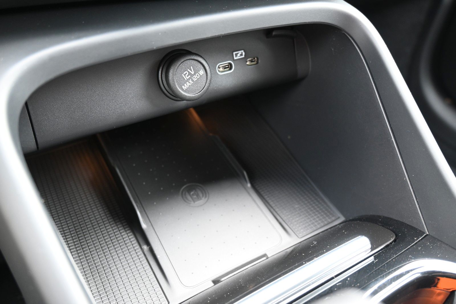 Fahrzeugabbildung Volvo XC40 B3 DKG Plus Dark*FSHZG*360°*AHK*AllSeason