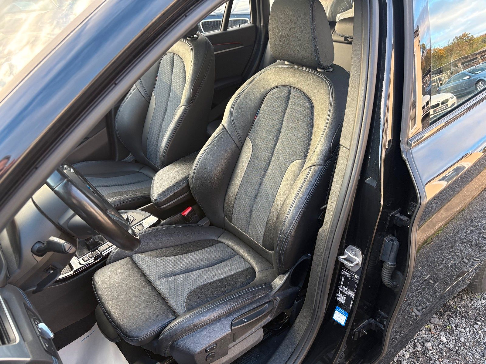 Fahrzeugabbildung BMW X1 sDrive18d Aut. M SPORTPAKET Navi LED Pano HUD