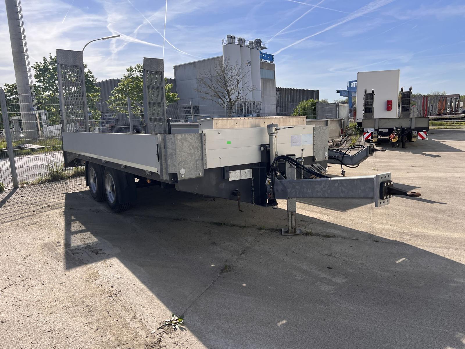 Andere  Tandemtieflader, wenig Benutzt