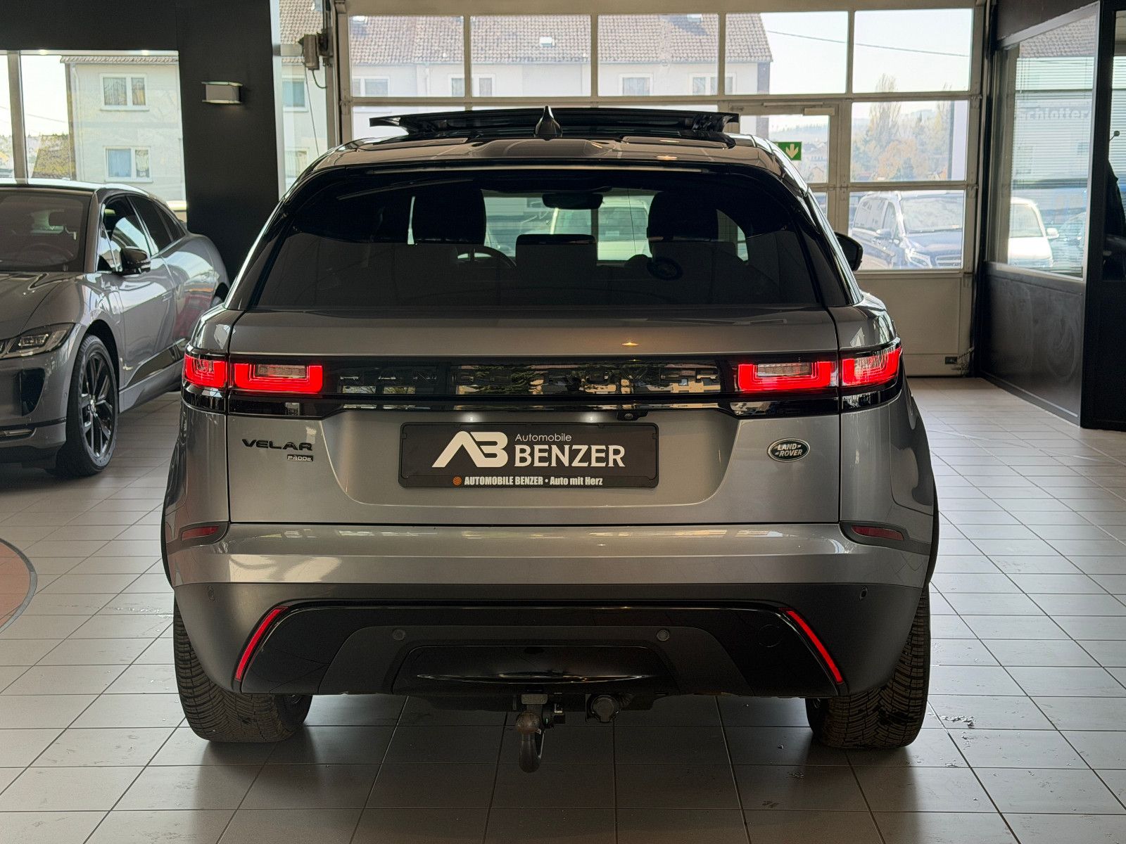 Fahrzeugabbildung Land Rover Range Rover Velar Hybrid S P400e /PANO/MERIDIAN/