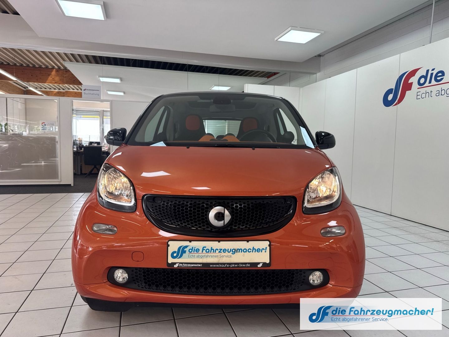 Fahrzeugabbildung Smart fortwo coupe Basis 52 kW Panorama Navi Klimaauto