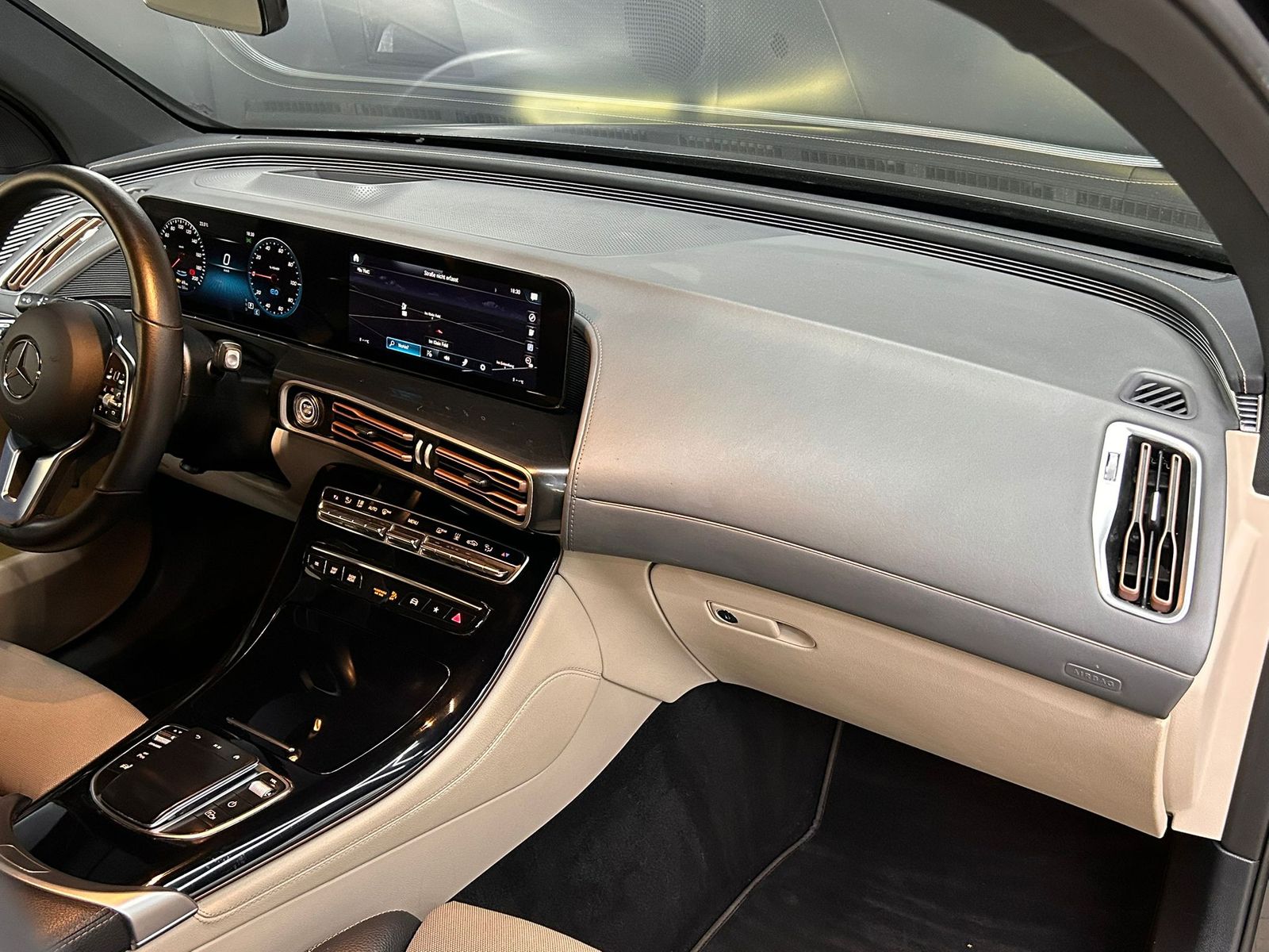 Fahrzeugabbildung Mercedes-Benz EQC 400 4M WIDES+MULTIB+HEAD+ACC+SHZ+AHK+WP+360+