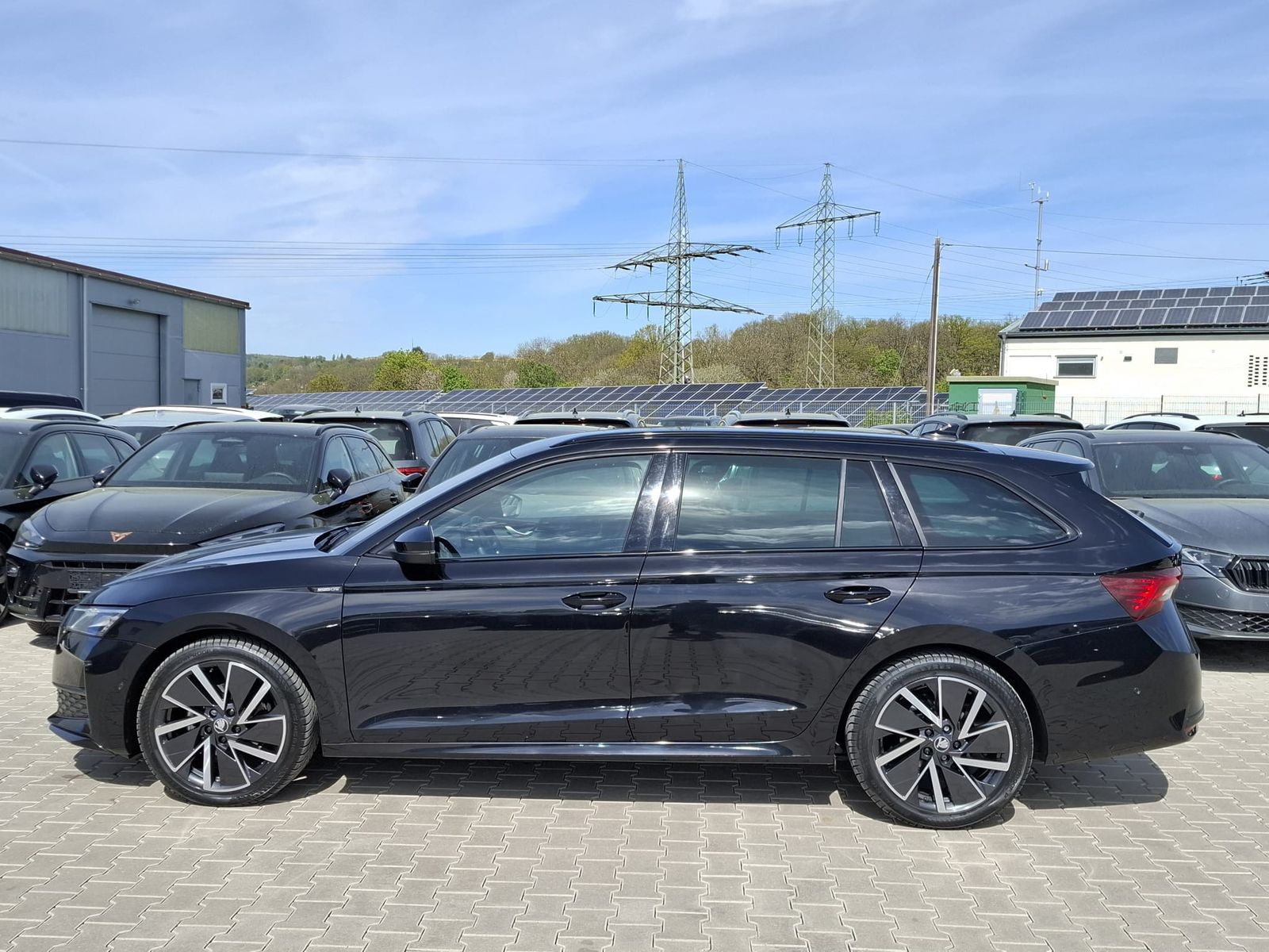 Fahrzeugabbildung SKODA Octavia 2.0 DSG Sportline MATRIX*AHK*CANTON*5J.G