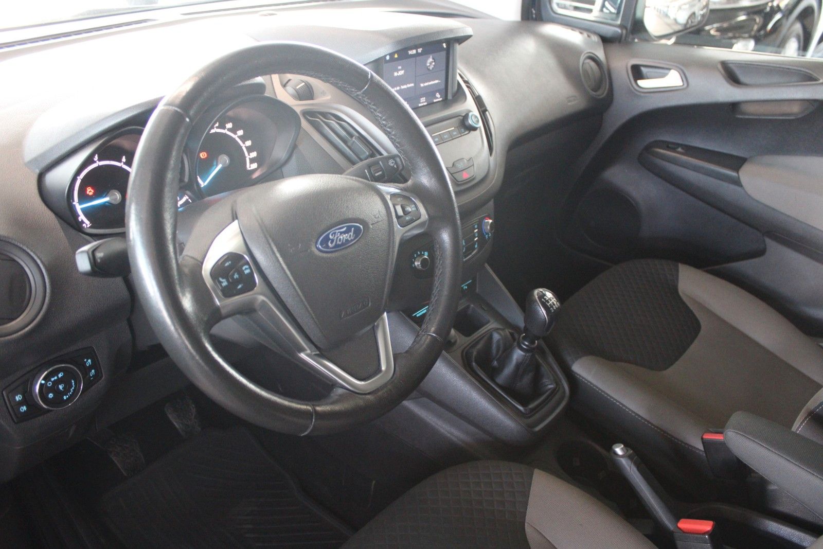 Fahrzeugabbildung Ford Tourneo Courier 1.5 TDCi Trend AHK KLIMA WinterP