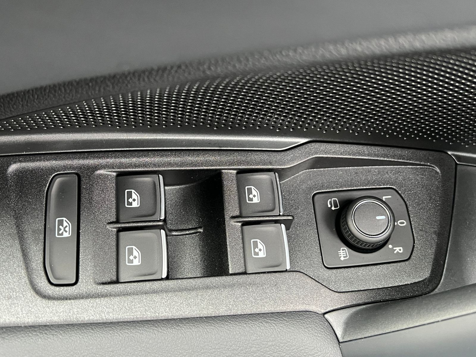 Fahrzeugabbildung Volkswagen Tiguan R-Line 1.5 eTSI DSG *AHK, IQ.Light, DCC,