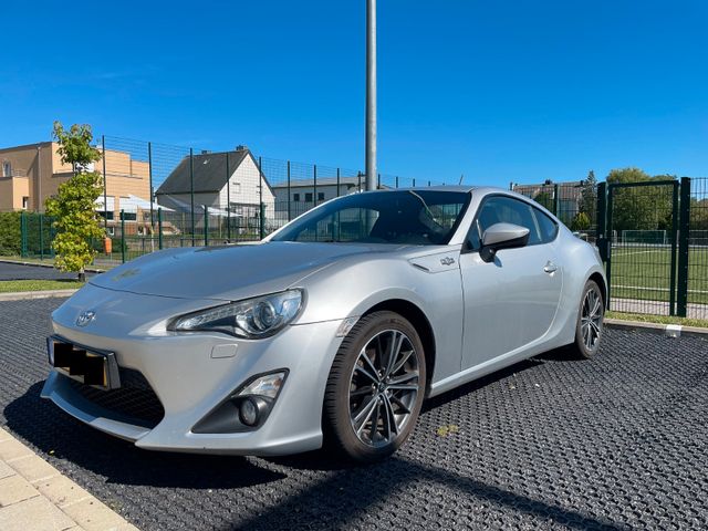 Toyota GT86 2,0-l-Boxermotor, Handschalter, Navi