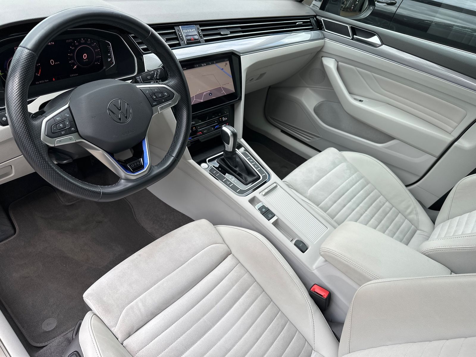 Fahrzeugabbildung Volkswagen Passat Variant GTE NAV+IQLIGHT+AHK+PANO+KAM+360°
