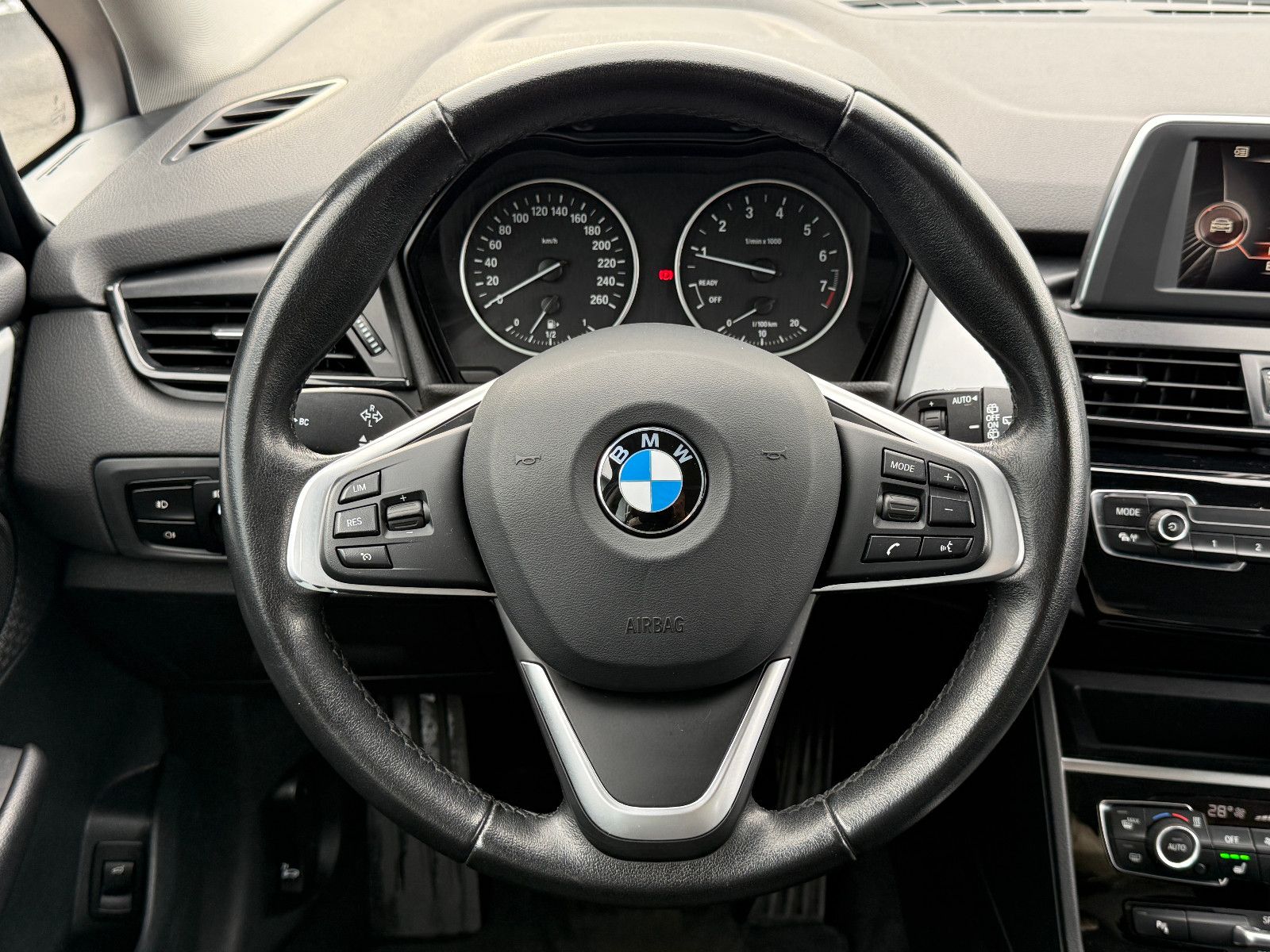 Fahrzeugabbildung BMW 218i Gran Tourer Advantage Aut AHK GRA PDC SHZ