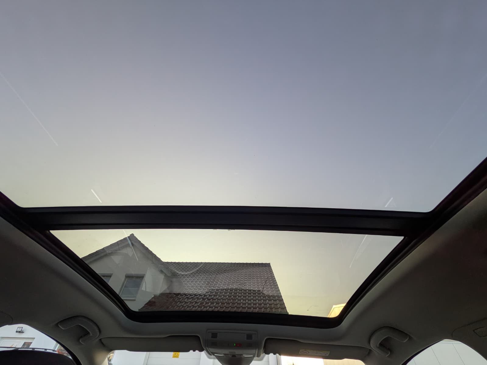 Fahrzeugabbildung Volkswagen Touran 2.0 DSG R-Line High. Pano 7-Si IQ.Dri AHK