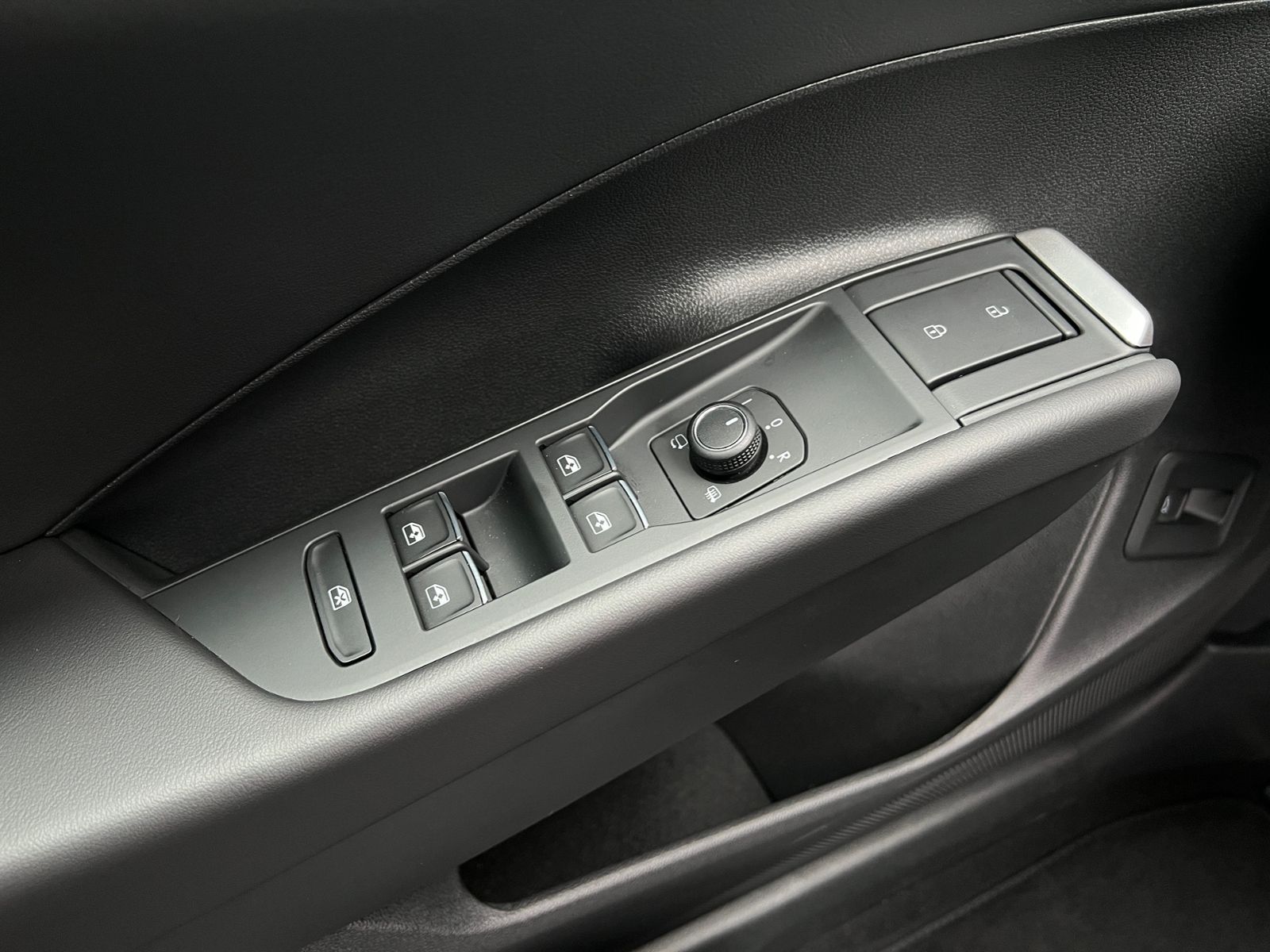 Fahrzeugabbildung Volkswagen T-Roc R-Line 1.5 eTSI DSG *Black Style, IQ-Light