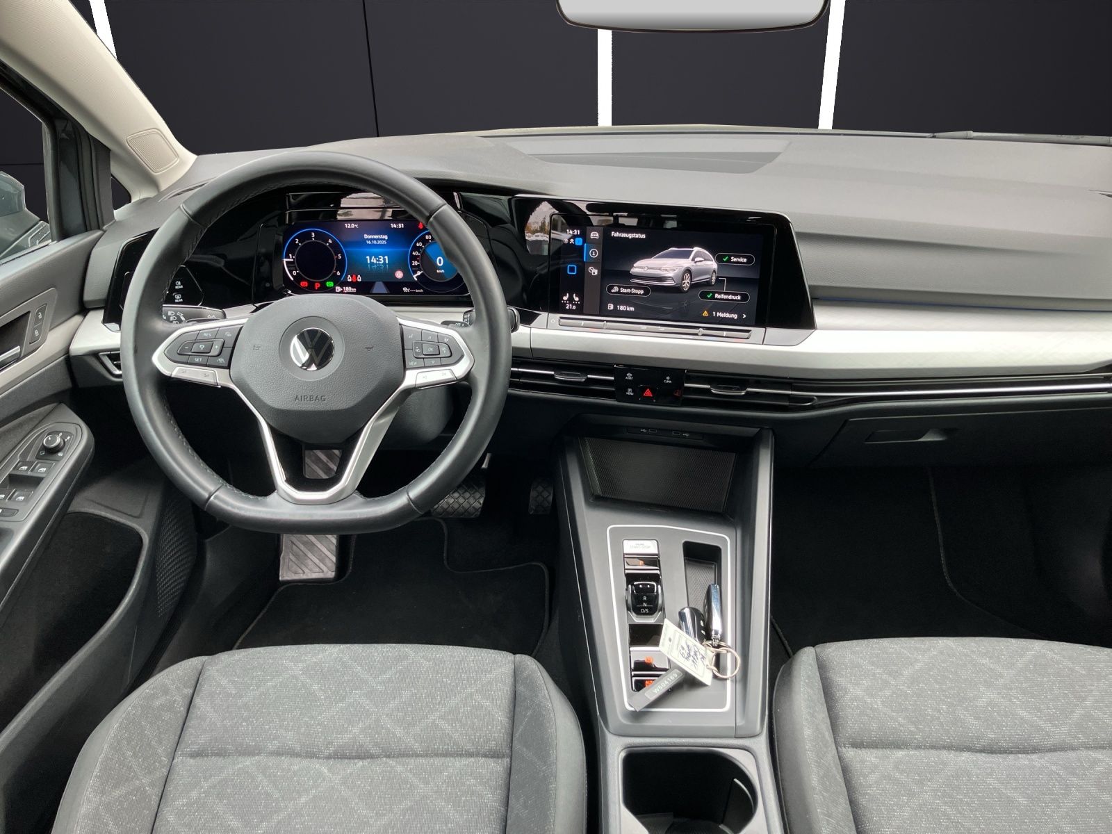 Fahrzeugabbildung Volkswagen Golf VIII Variant TDI Life DSG LED Navi AID ACC