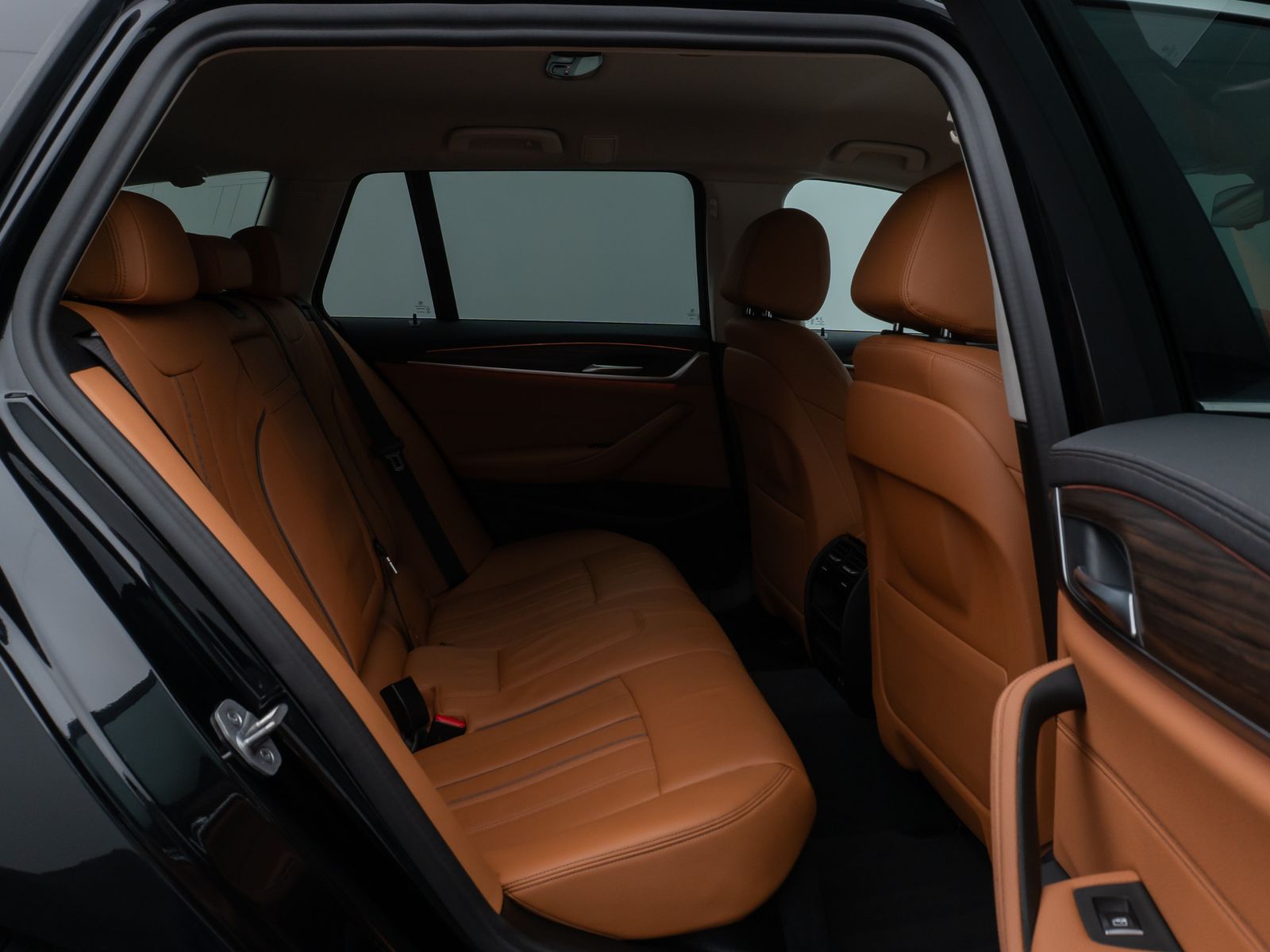 Fahrzeugabbildung BMW 530e xD LuxuryLine 360°HUD DAB AHK Komfort Sport