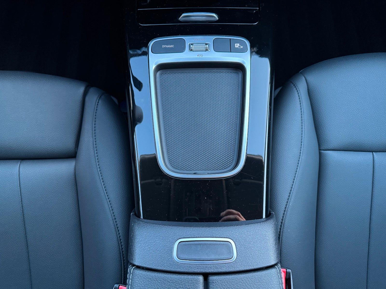 Fahrzeugabbildung Mercedes-Benz A 180 Pano+Ambiente+MBUX+Keyless+Leder+AMG18`