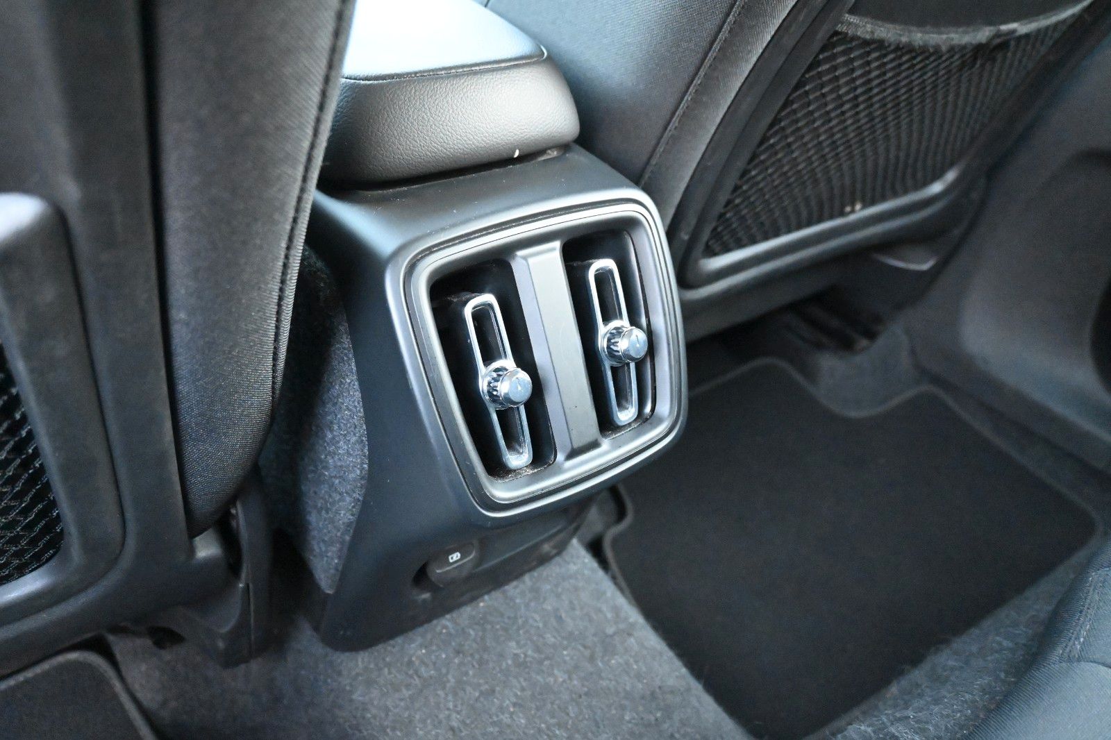 Fahrzeugabbildung Volvo XC40 T3 Benzin Momentum*RFK*FSHZG*