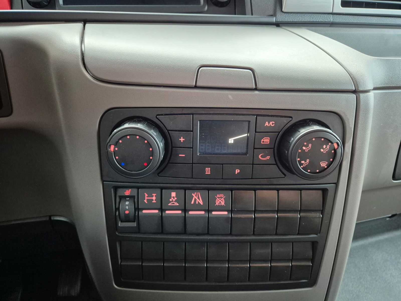 Fahrzeugabbildung MAN TGL 8.220 4x2 BL Doka 7 Sitze AHK Klima Standh.