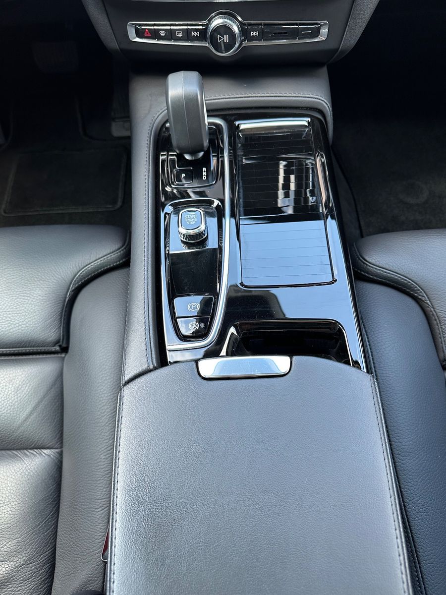 Fahrzeugabbildung Volvo V90 T8 Ultimate Dark NAV+LED+PANO+ACC+AHK+H&K+VC