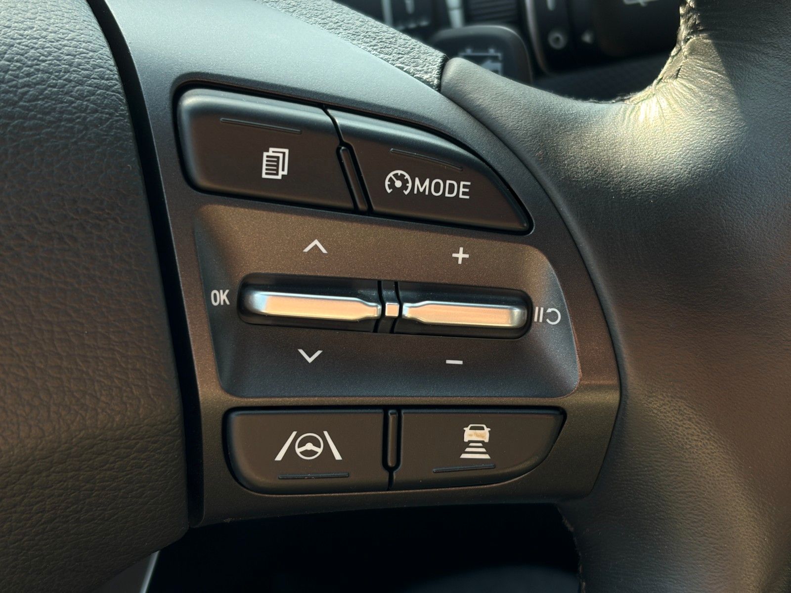 Fahrzeugabbildung Hyundai KONA E Select SHZ LHZ ACC PDC LKA Navi CarPlay