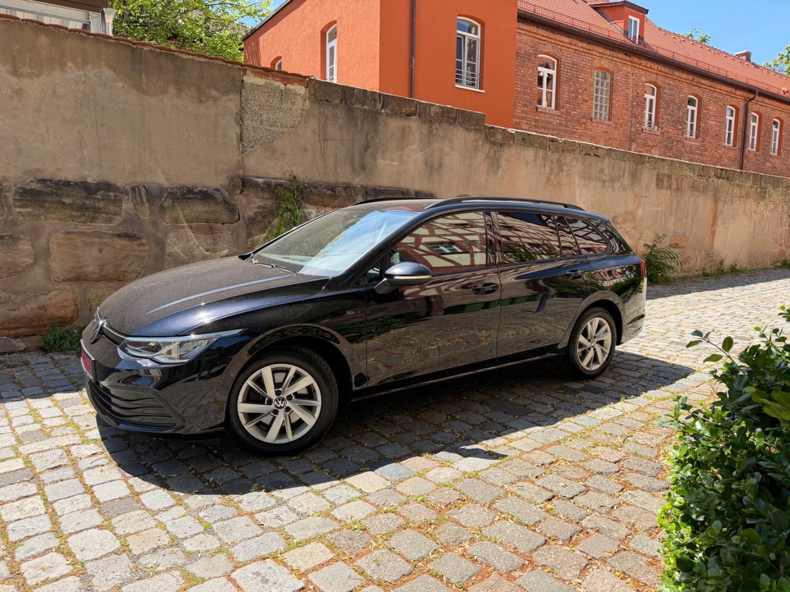 Volkswagen Golf VIII Variant Life/PDC/CARPLAY/SZHG/2.HAND/
