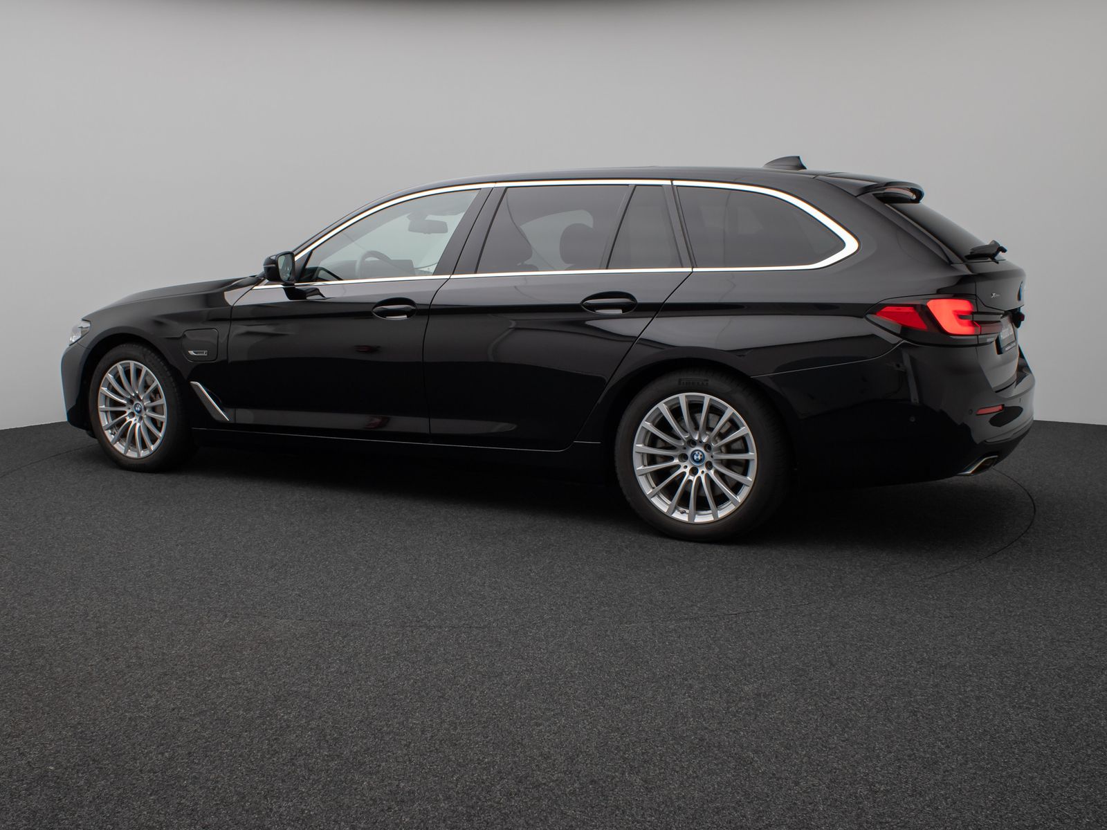 Fahrzeugabbildung BMW 530e xD Panorama Kamera CockPiPro DAB Alarm LED