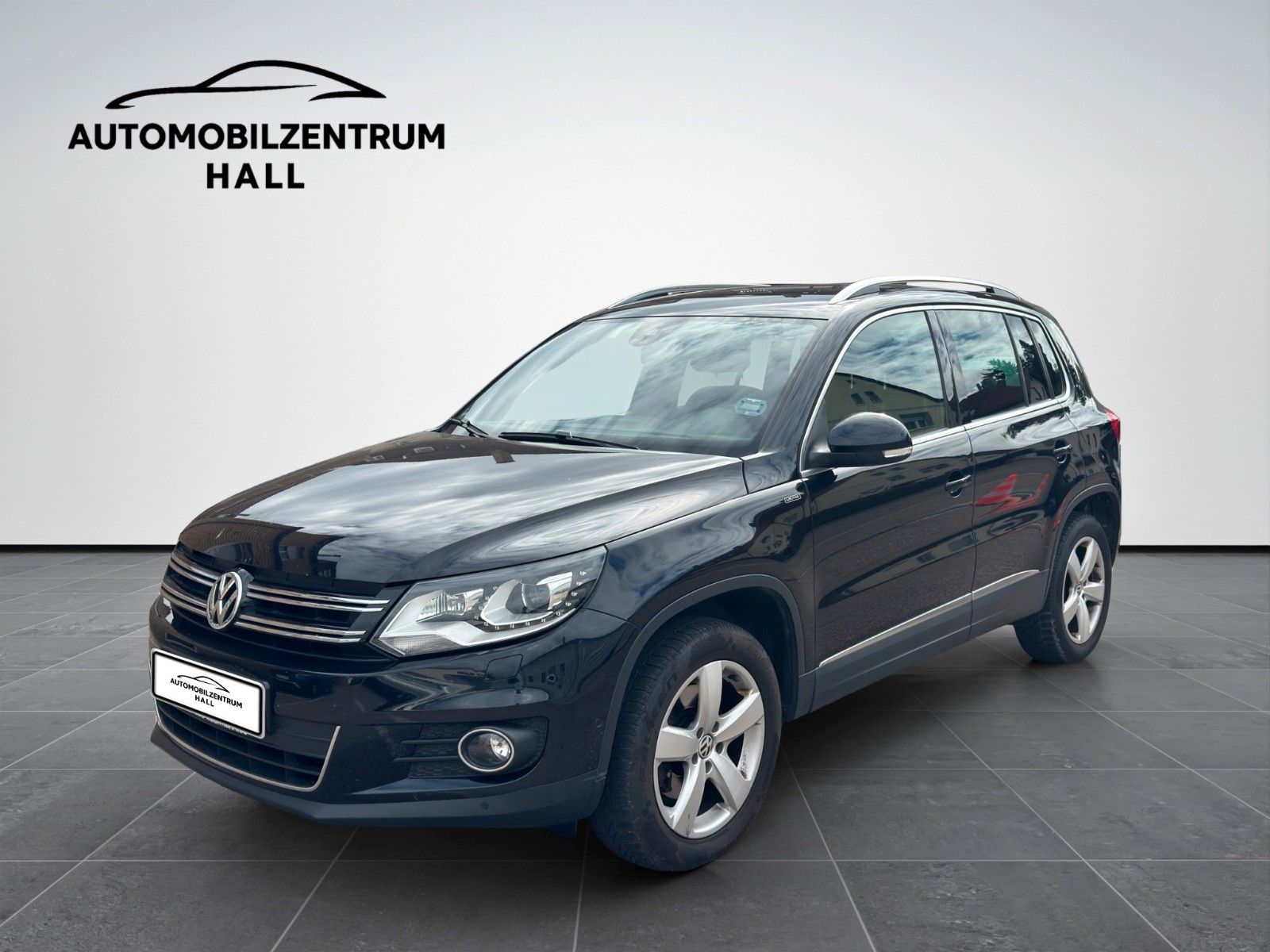 Volkswagen Tiguan - 1