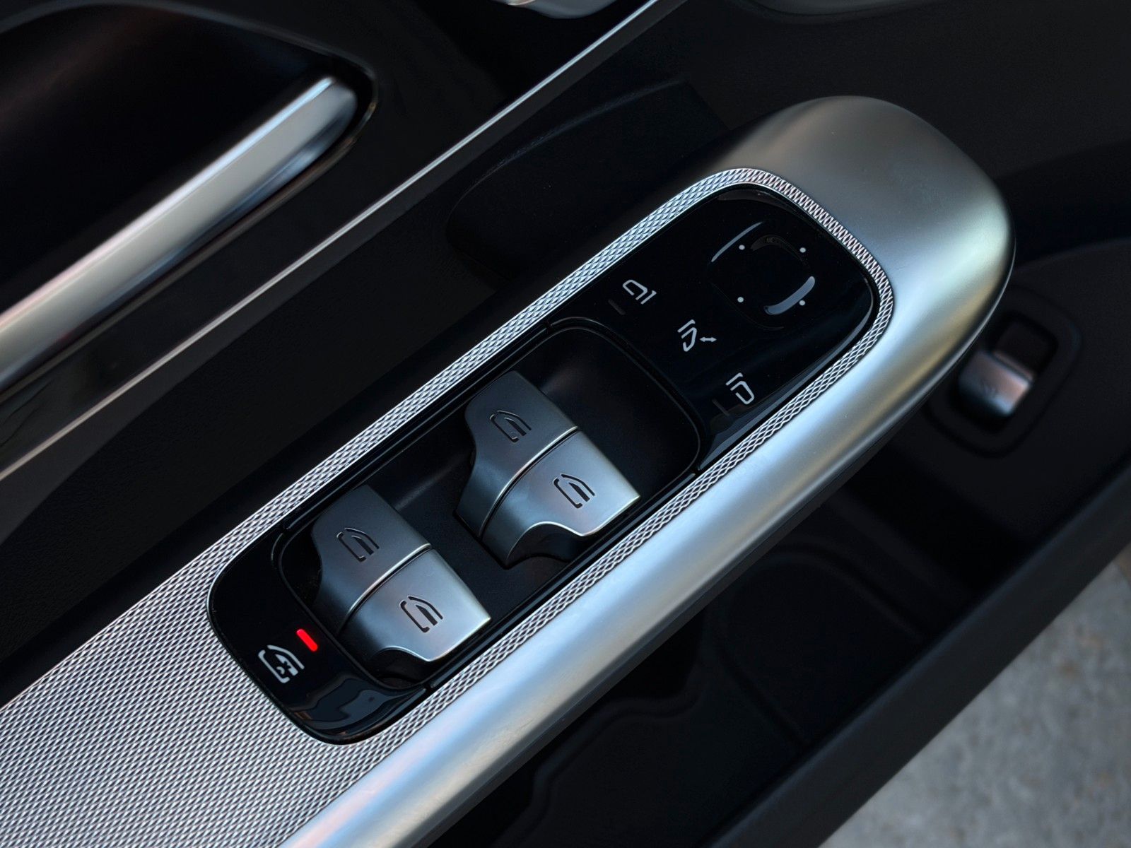 Fahrzeugabbildung Mercedes-Benz GLC 200 4M AMG + Pano Standhzg Burmester ACC AHK