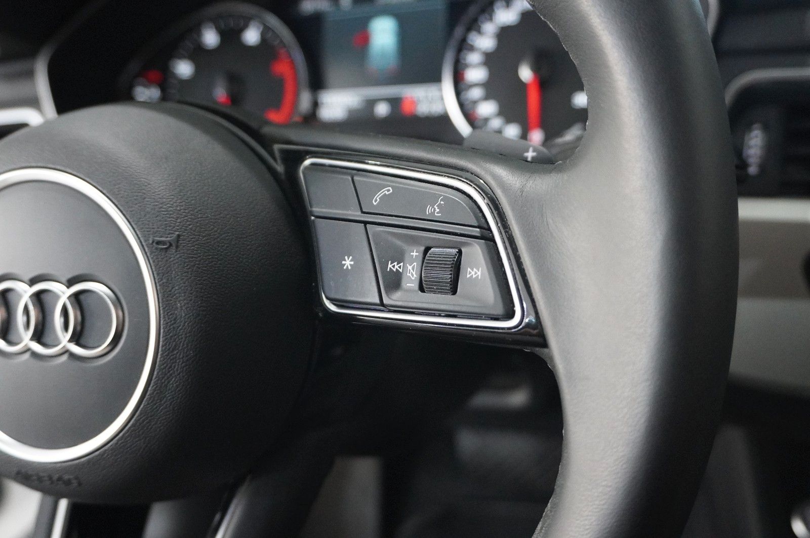Fahrzeugabbildung Audi A4 Avant 35 TDI S-TRONIC NAVI/LED/KAMERA/SHZ/DAB