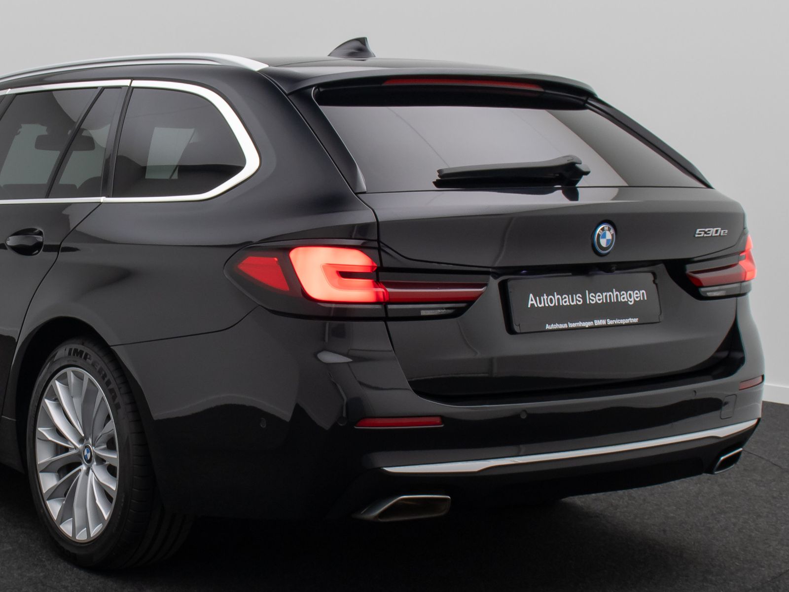Fahrzeugabbildung BMW 530e Luxury Line Laser HUD HiFi DAB Panorama 18"