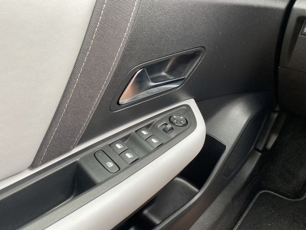 Fahrzeugabbildung Citroën C4 PureTech 130 *Automatik* MAX *360Grad Kamera*