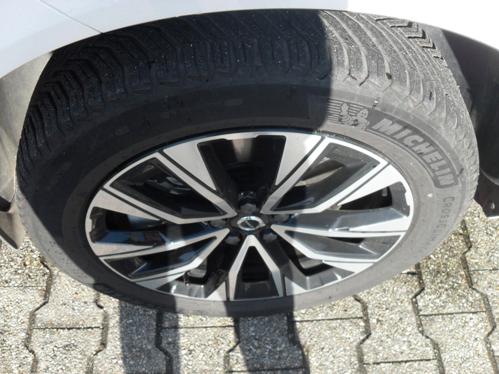 Fahrzeugabbildung Volvo XC 60 B4 Plus Dark 2WD