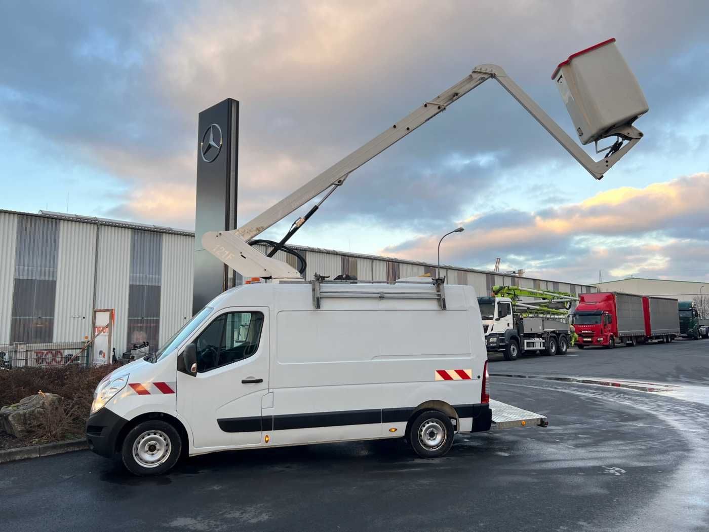 Fahrzeugabbildung Renault Master 2.3 dCi / France Elevateur 121FT, 12m