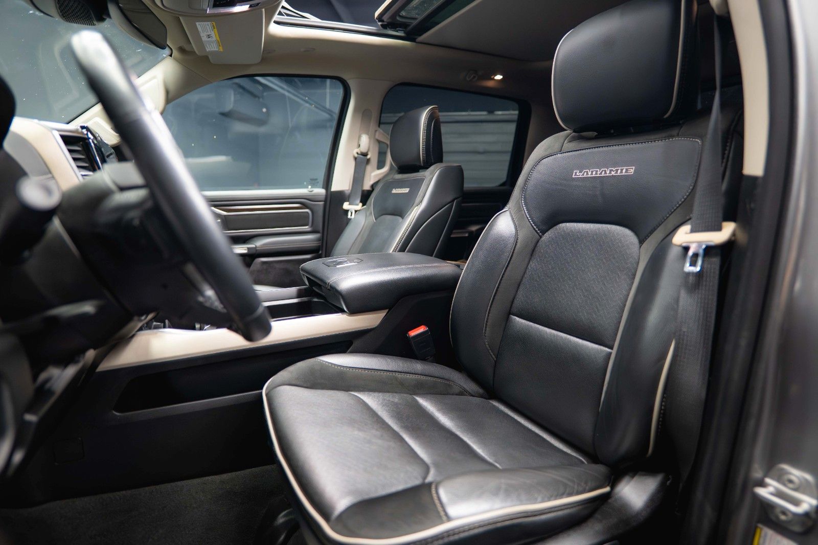 Fahrzeugabbildung Dodge RAM 5.7 V8 HEMI 4x4 LARAMIE PUNISHER *Pano*LED*