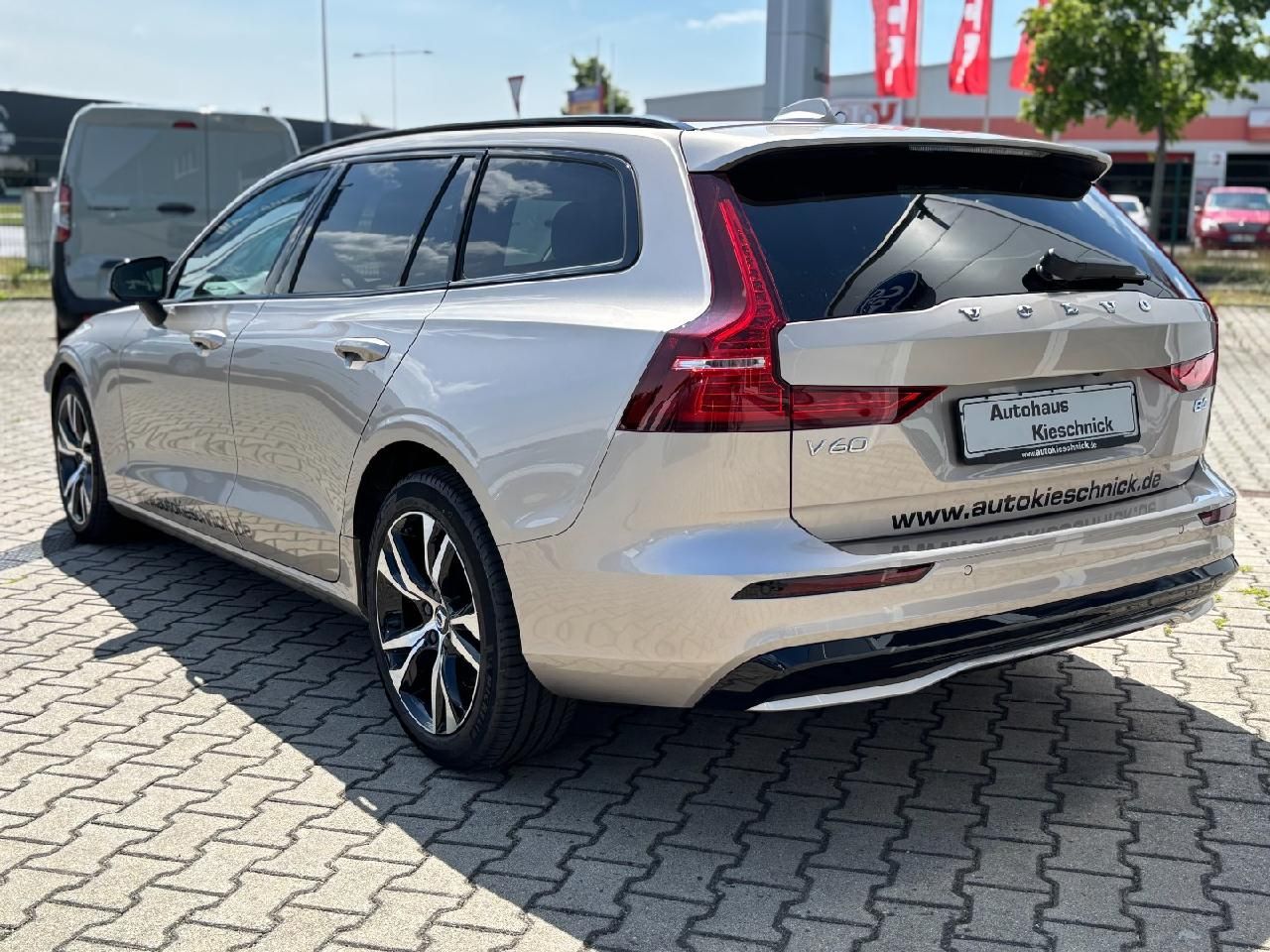 Fahrzeugabbildung Volvo V60 Kombi Plus Dark LED DAB AHK ACC Harman Kardo