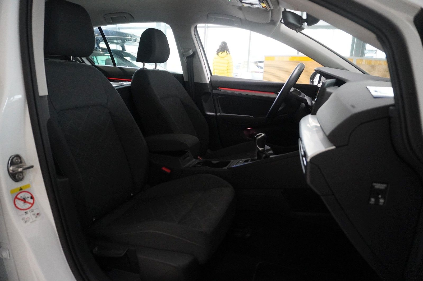 Fahrzeugabbildung Volkswagen Golf VIII Lim. 2.0 TDI LIFE NAVI/LED/VIRT./DAB+