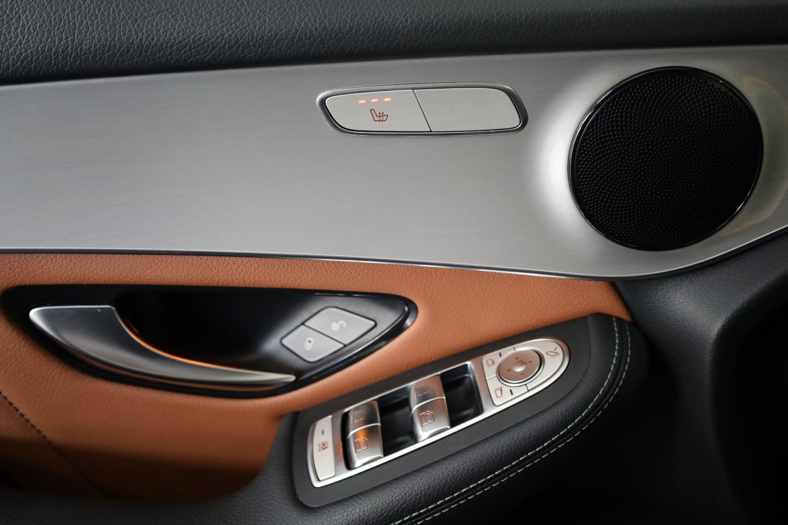 Fahrzeugabbildung Mercedes-Benz GLC 300 4M AMG Line Leder,Navi,LED,Panorama,AHK